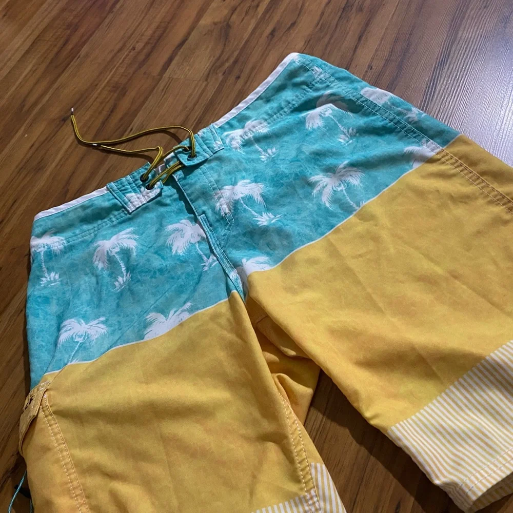 Reef Men's Palm Tree Printed Surfing Boardshorts/Swim Trunks Size Medium